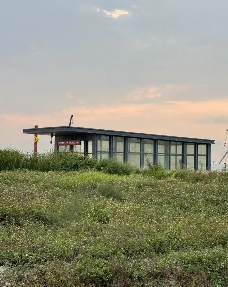 深圳最“孤独”地铁站荒草丛生。 南方都市报