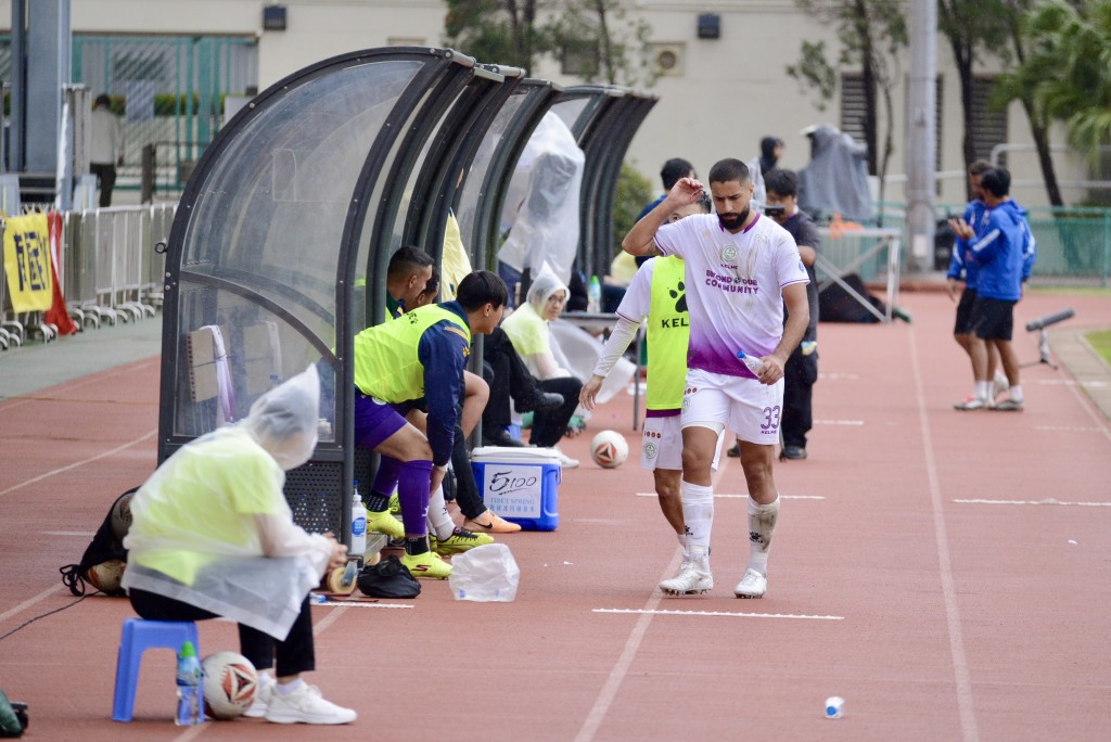 加比爾被罰下之後十分懊惱。楊功煜攝