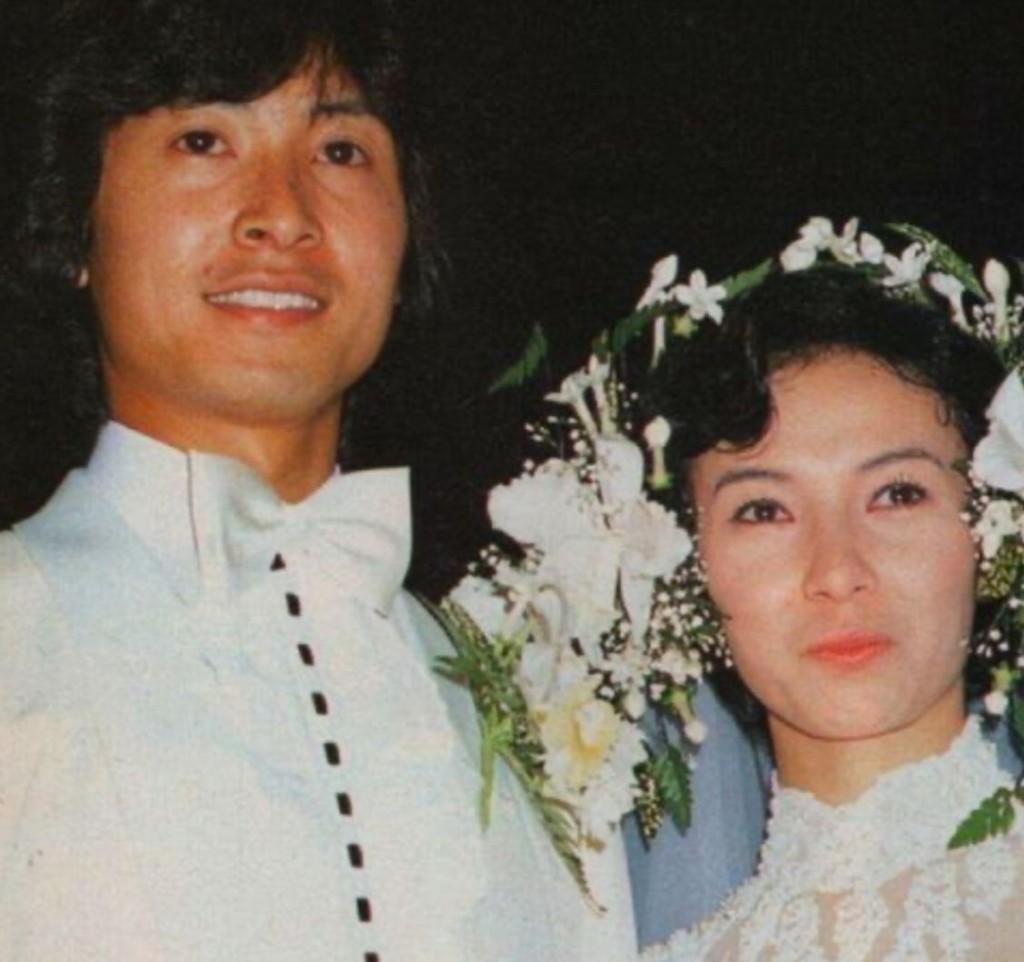中山麻理於1980年演出電影《近乎透明的藍色》時,與合作的男星三田村邦彥擦出愛火。 中山麻理於1980年演出電影《近乎透明的藍色》時,與合作的男星三田村邦彥擦出愛火。