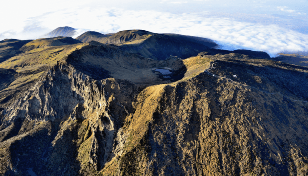 根據當地政府旅遊網頁介紹，漢拏山聳立於濟州島中央，海拔高1950公尺，是濟州島最具代表性的名山。VISITKOREA網站