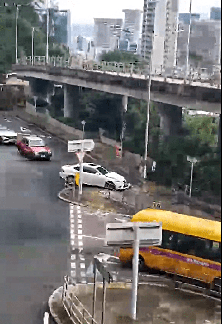 私家車倒後駛離。fb：車cam L（香港群組）