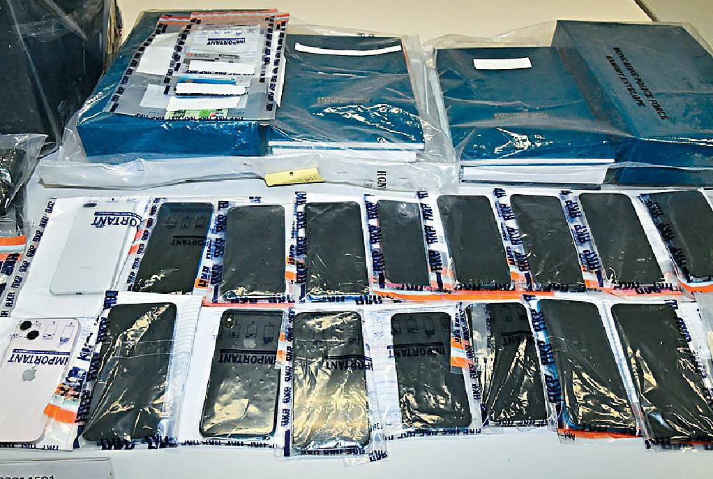■警方檢獲一批虛假文件、公司印章、手提電腦及多部手機。 ■警方檢獲一批虛假文件、公司印章、手提電腦及多部手機。