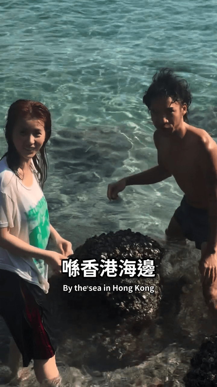 導演左治與鄧月平一同在香港海邊，準備下水尋找「美食」。