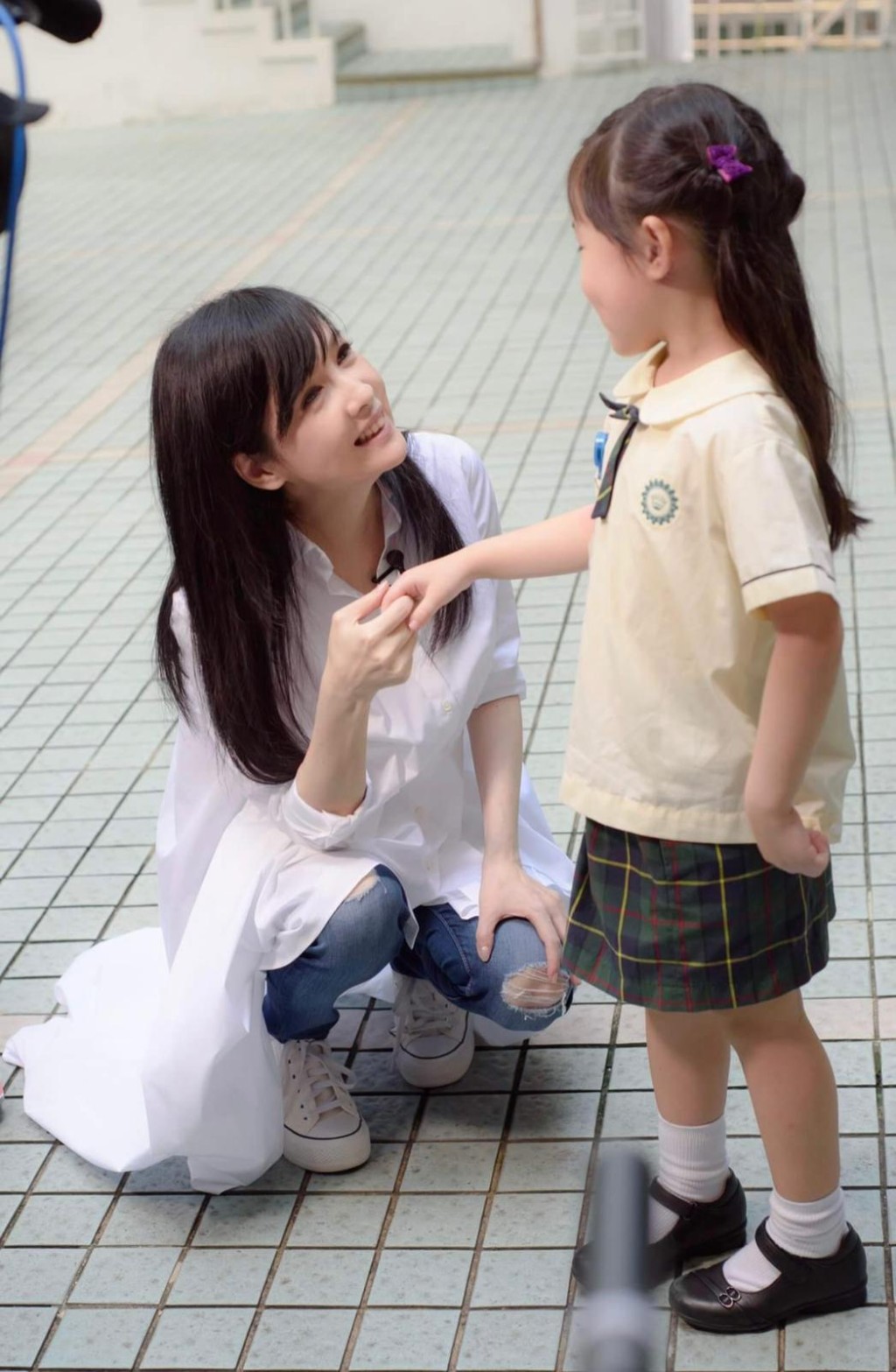 周慧敏忍唔住撩小妹妹。