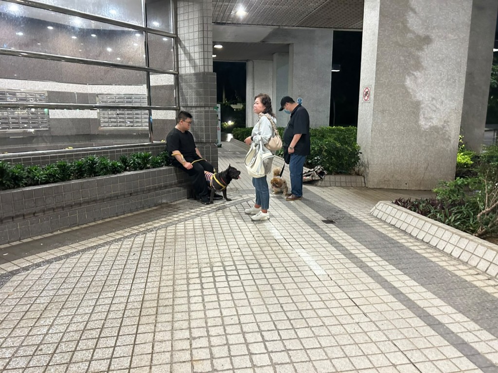 有居民帶同寵物逃生。