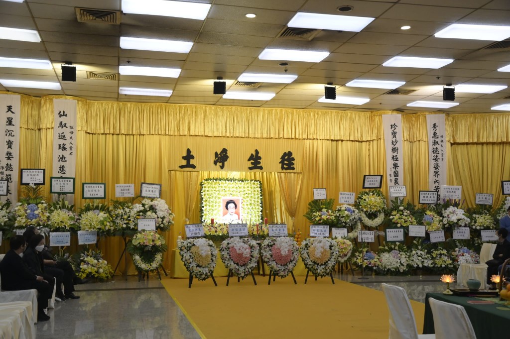 靈堂內外以金黃色絹布裝飾。