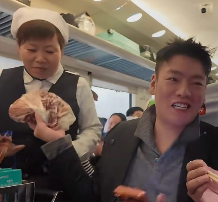 劉回送周某華燒雞。小紅書@爆火 劉回送周某華燒雞。小紅書@爆火