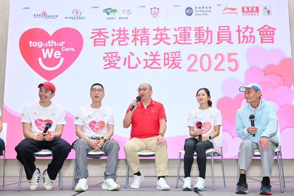 譚志源在台上鼓勵參加者多做運動,並分享做義工的點滴。 譚志源在台上鼓勵參加者多做運動,並分享做義工的點滴。