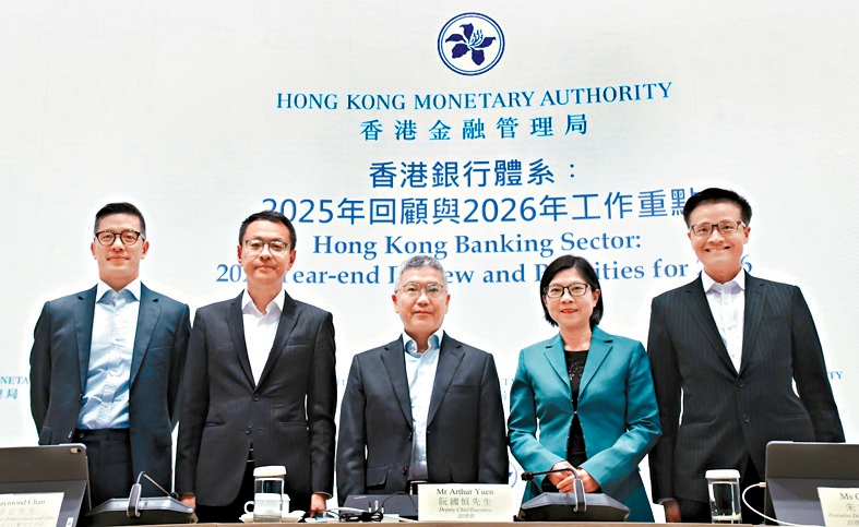 阮國恒（中）表示，管控信貸風險是金管局今年首要工作重點，並會要求銀行及時為貸款分類和撥備。