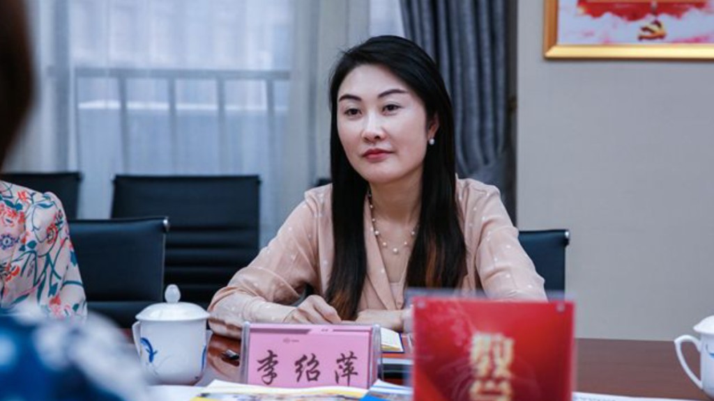 湖南美女局长出轨前夫外甥，双方激情聊天纪录曝光后，女方被停职。