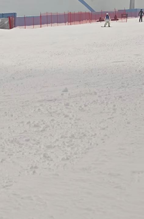 不少網民也反映前海華發冰雪世界雪道雪層不足或冰太多，容易受傷。小紅書＠NGChen