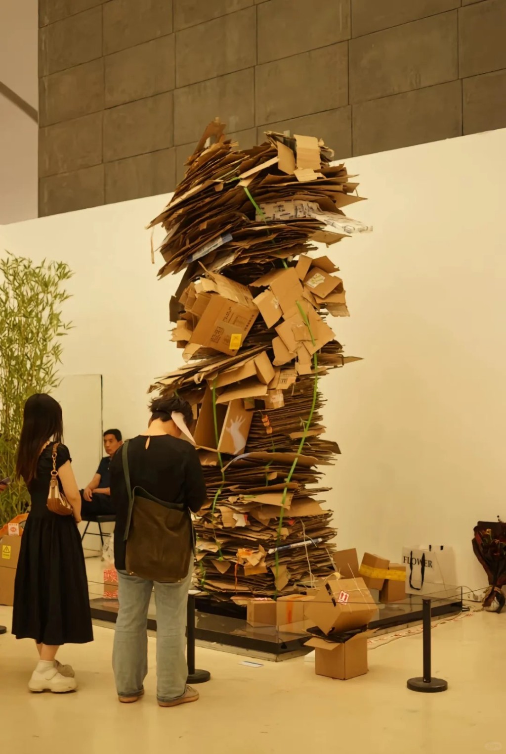 中央美術學院畢業展上，一件名為《超級蜂巢》的作品引發熱議。小紅書