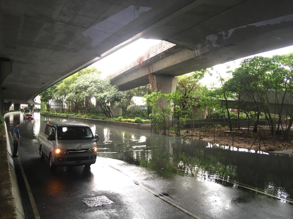干诺道西汽车抛锚需警察协助。网民叶锦龙图片