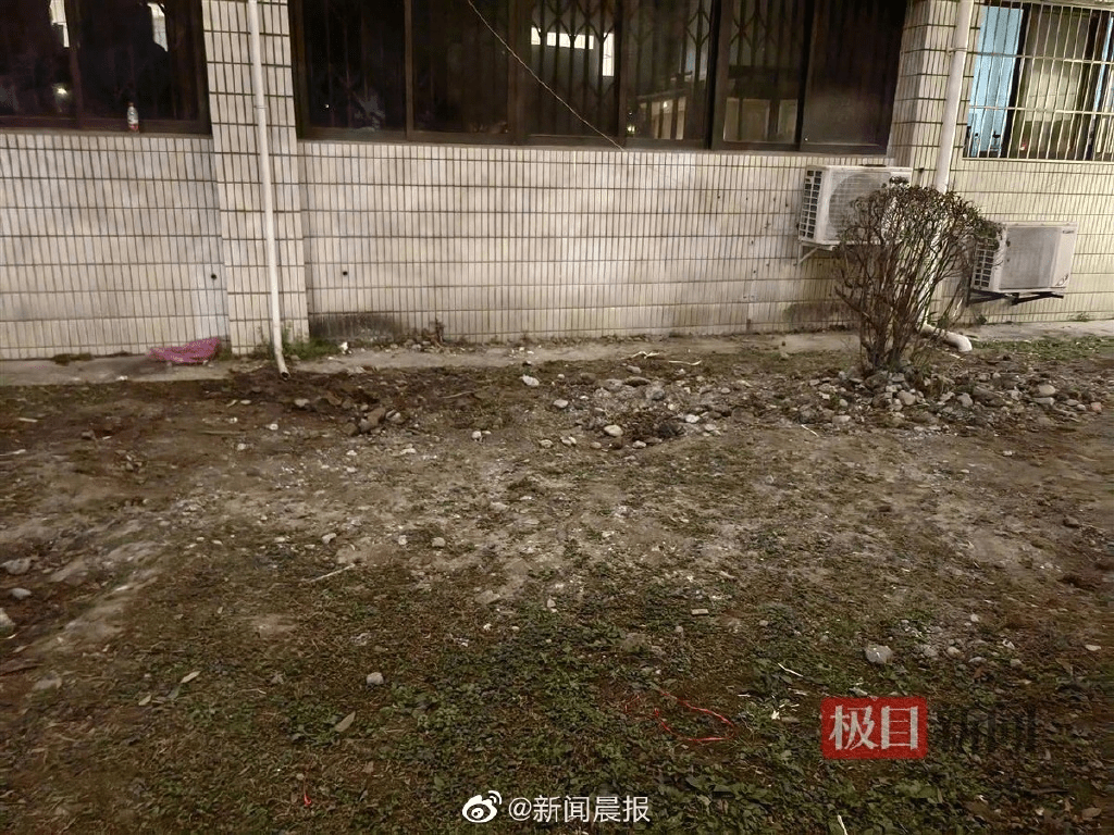 事發坑洞已經被填平，附近圍擋已撤掉。