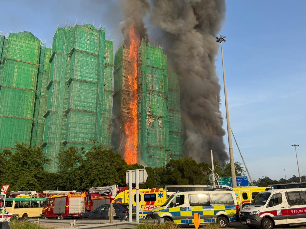 現場火勢猛烈，大火波及宏泰閣及宏新閣。曾志恒攝