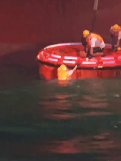 事主試圖自行捉住浮標,但不成功。受訪者提供 事主試圖自行捉住浮標,但不成功。受訪者提供