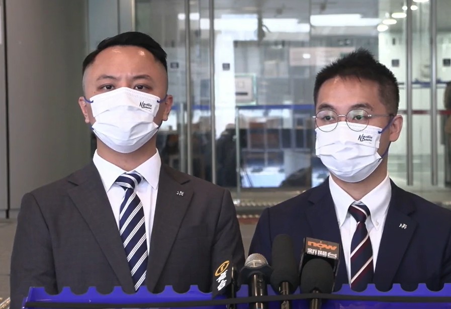警方毒品调查科行动组3B队主管朱绍麟督察(图左)及​​3C队主管曾宪钊高级督察现向传媒简报案情 。