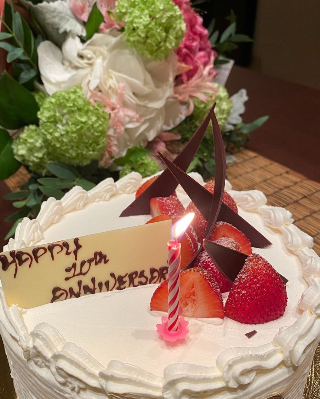 老公送花和蛋糕慶祝。