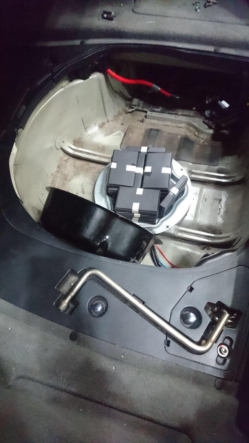 海關在私家車車尾後備輪胎下檢獲的懷疑走私玻璃面板。