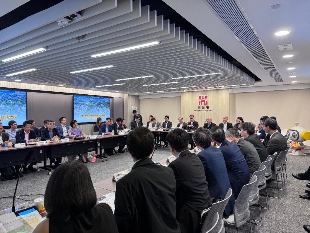 路政署署長邱國鼎主持北都公路項目督導小組會議。 路政署署長邱國鼎主持北都公路項目督導小組會議。