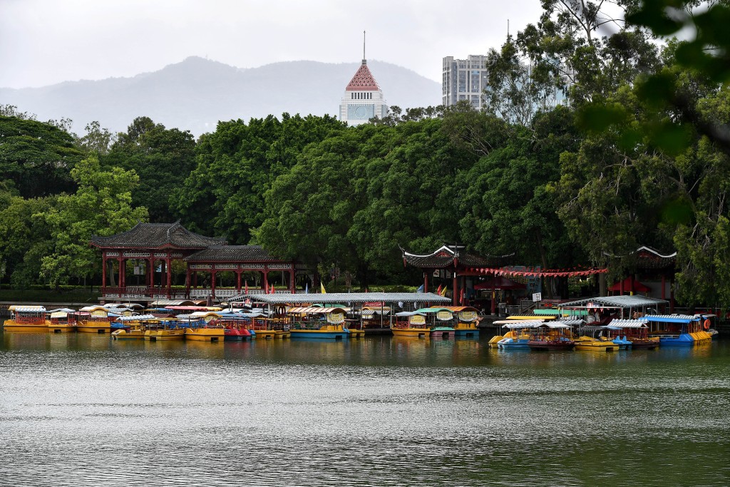7月27日，台风杜苏芮逼近，福州西湖公园内游船暂停运营。(中新社)