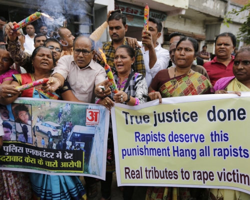 印度强奸案受害人往法庭途中遭疑犯纵火。AP图