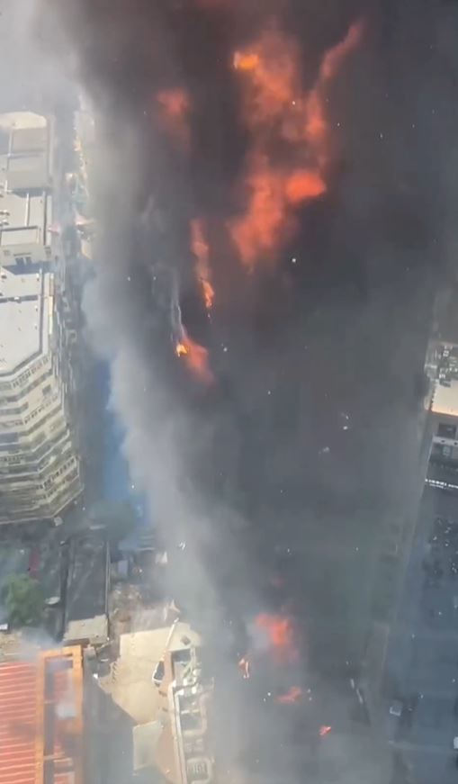 天津新天地大厦发生大火。