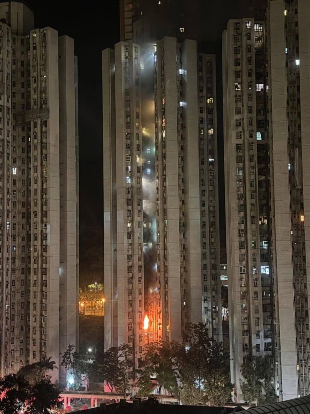 大厦一低层单位起火。Facebook：屯门友