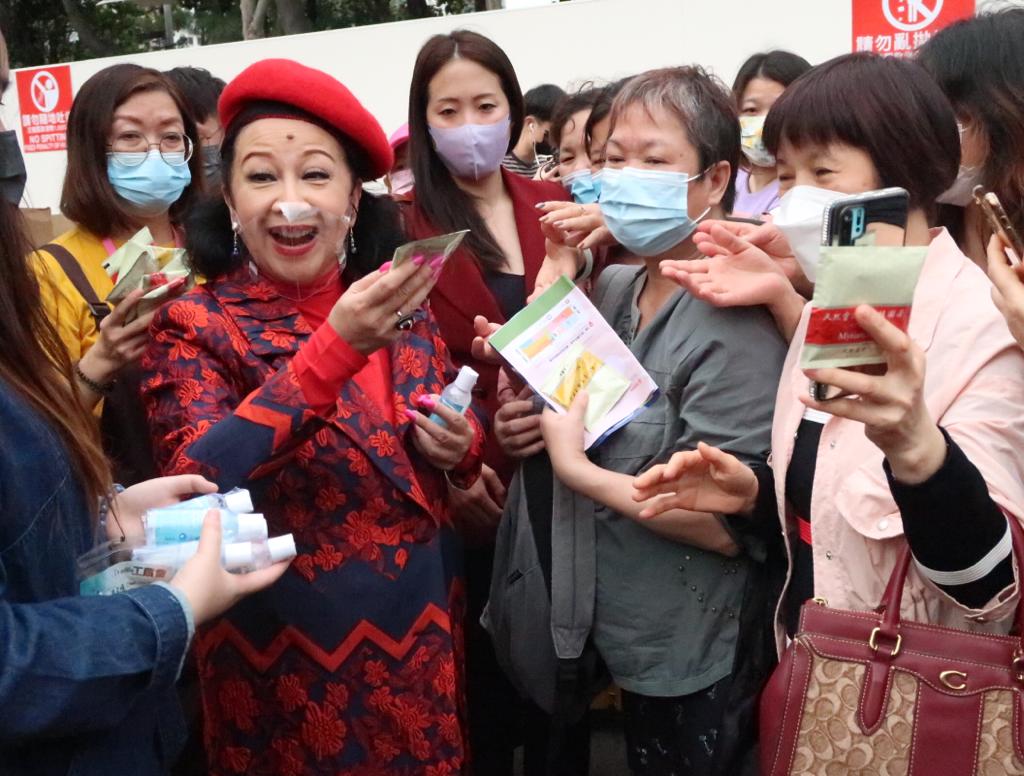 聽到Fans大嗌孫仔好得意,家燕姐就笑不攏嘴。