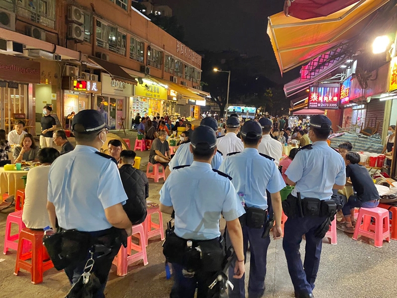 警方及食環署在元朗區採取聯合行動,共巡查23間餐飲處所,向4名餐飲業務負責人提出票控。警方圖片