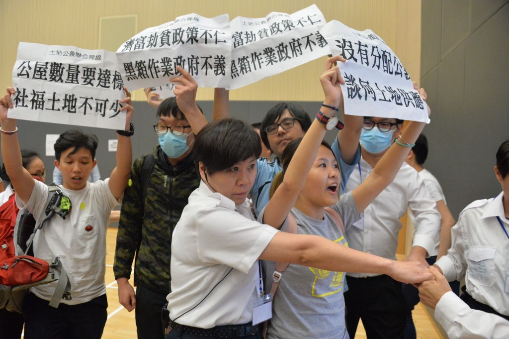 論壇尾段有在場人士示威