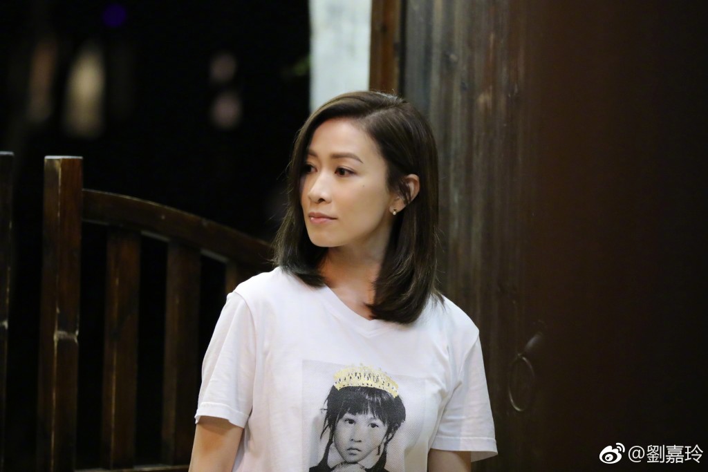 在2018年佘诗曼于内地拍综艺节目时，身上的T恤还竟然印着刘嘉玲的童年照。