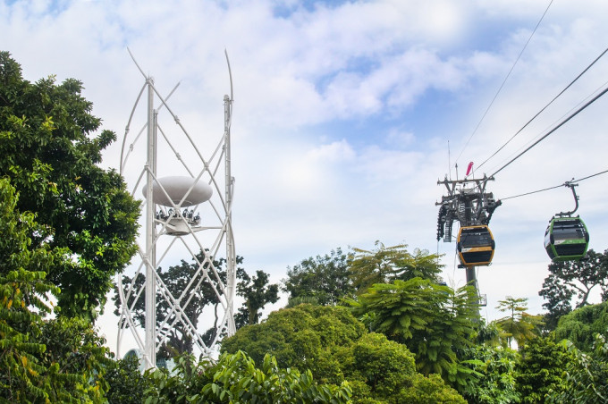 聖淘沙天空喜立(SkyHelix Sentosa)的客人,可在十二分鐘旅程中賞到聖淘沙纜車穿梭的場面。
