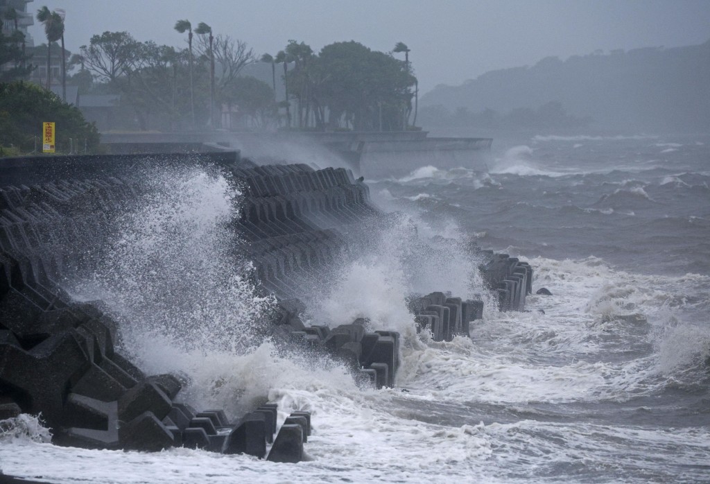 超強颱風珊珊登陸九州鹿兒島，帶來狂風暴雨，沿岸翻起巨浪。路透社