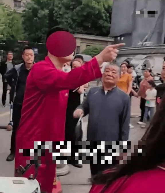 西安父女街头争执，穿红衣的男途人指责少女。