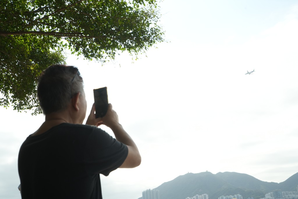 不少人举起手机拍摄C919客机。刘骏轩摄