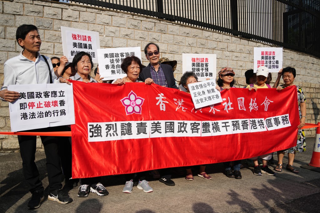 香港广东社团总会亦有示威行动，高叫「香港由法治及兴，无可阻挡，制裁法官，天理不容。」苏正谦摄