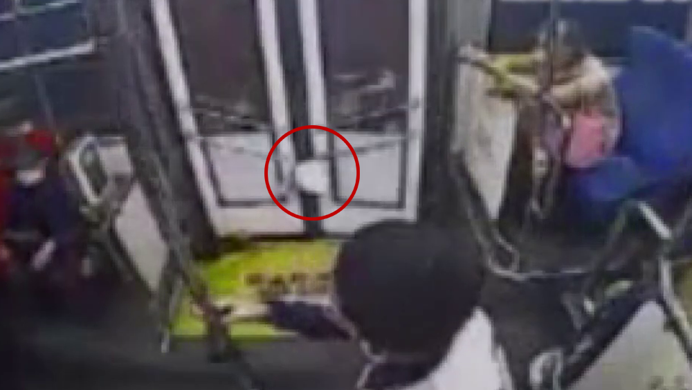 巴士內鏡頭拍攝到女學生的手提袋被夾在車門上。
