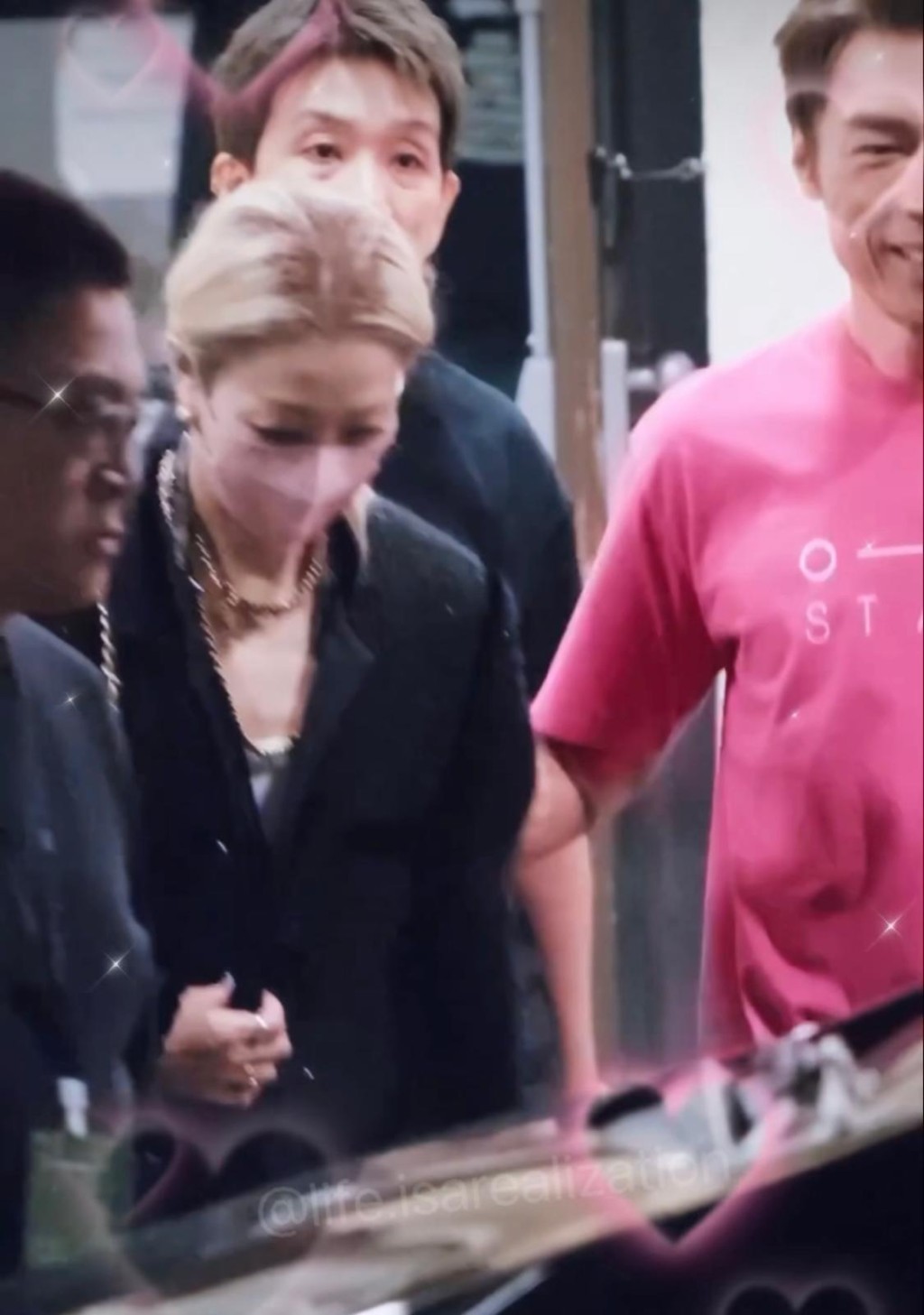 送完太太才回後台做訪問，盡顯愛妻一面。