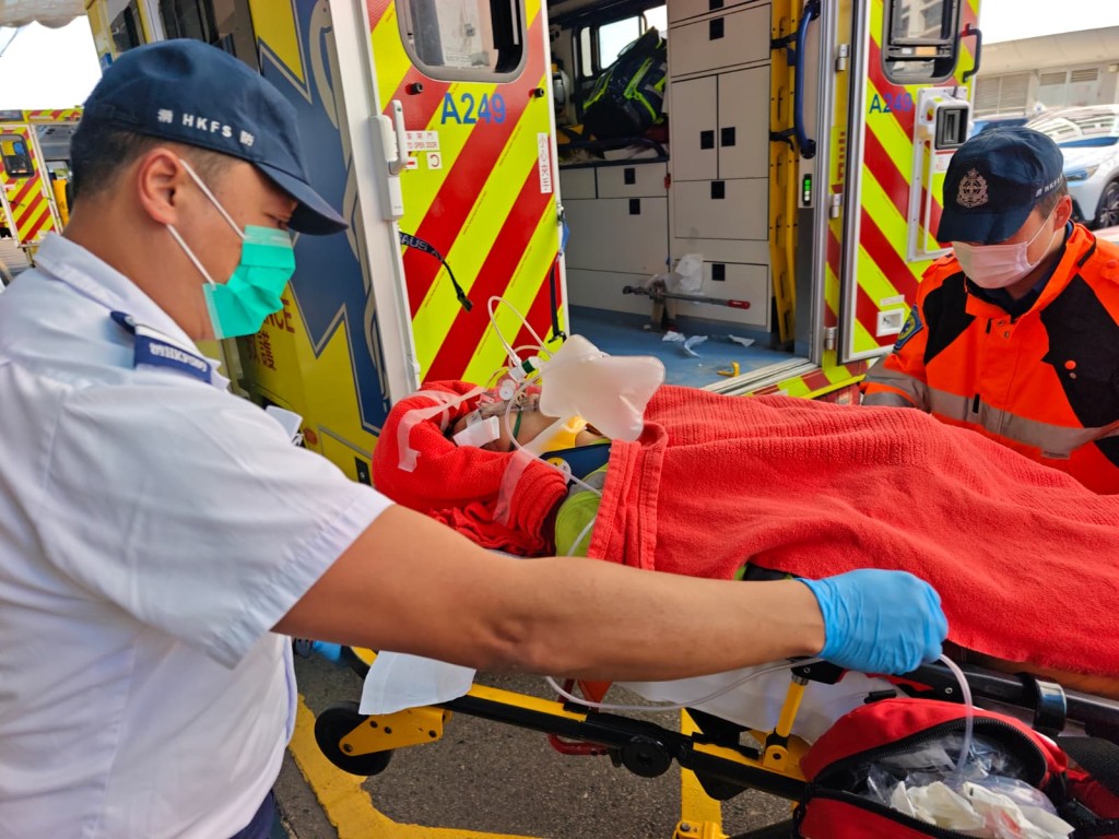 救護員將傷者送往瑪嘉烈醫院搶救。