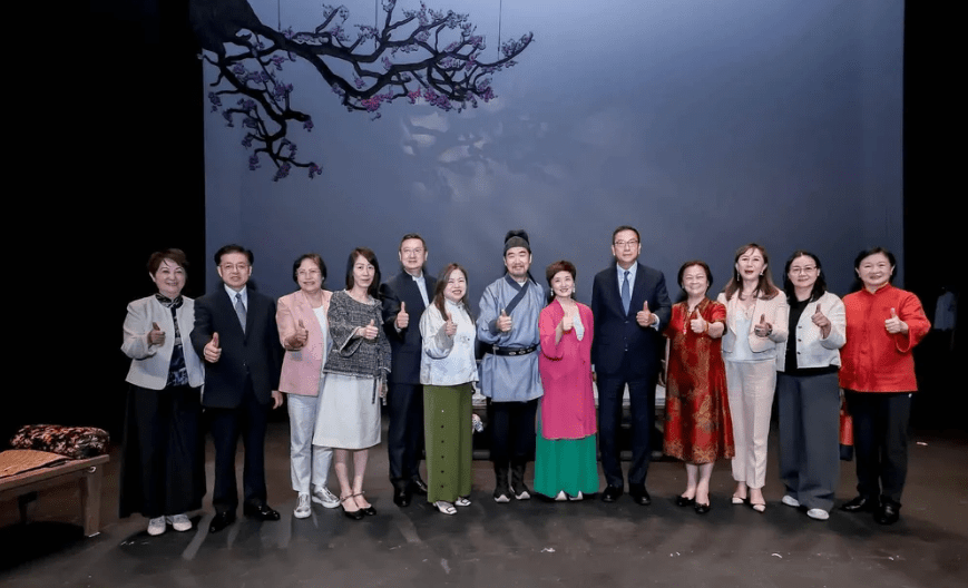 文化體育及旅遊局局長羅淑佩應邀出席觀賞經典話劇《我愛桃花》,其後於社交平台撰文,分享觀後感受。(圖片來源:羅淑佩FB) 文化體育及旅遊局局長羅淑佩應邀出席觀賞經典話劇《我愛桃花》,其後於社交平台撰文,分享觀後感受。(圖片來源:羅淑佩FB)