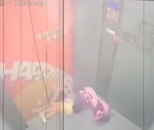 玩具車上幼童被電梯拉扯至凌空360度摔落地。抖音@河南鄉村頻道