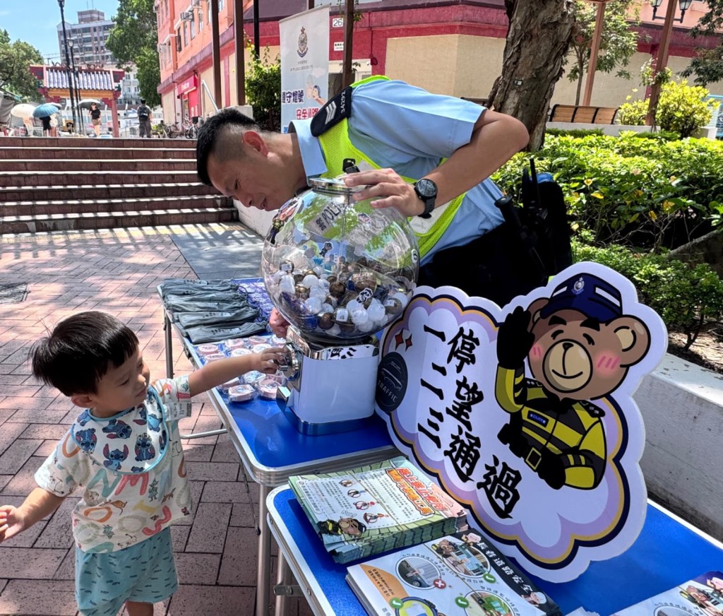 警方推廣「一停，二望，三通過！」的過馬路口訣。