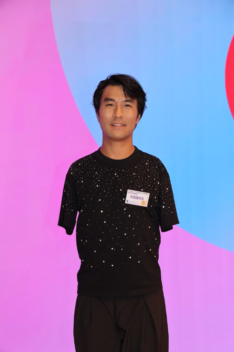李金凱為「路向全港傷殘人士慈善歌唱比賽」擔任評判。 李金凱為「路向全港傷殘人士慈善歌唱比賽」擔任評判。