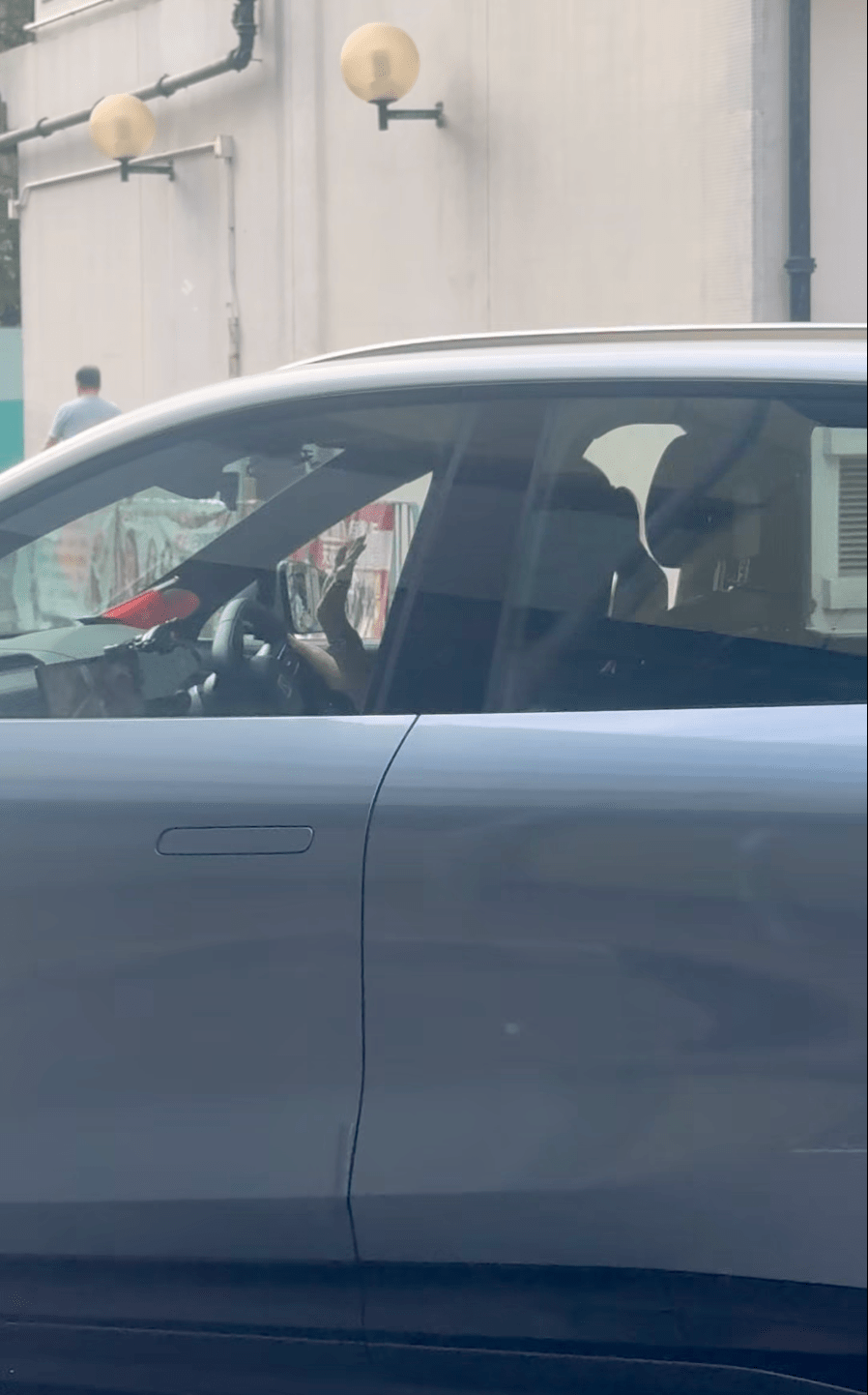 女司機駛走時向其他道路使用者揮手。車cam L（香港群組）影片截圖