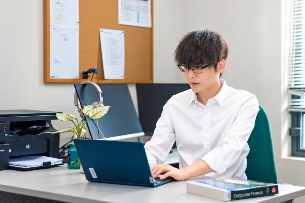 赵小峰认为除了介绍基本概念,更重要是教授投资者如何解读公司财务数据,协助市民作出更理性的投资决定。 岭大提供 赵小峰认为除了介绍基本概念,更重要是教授投资者如何解读公司财务数据,协助市民作出更理性的投资决定。 岭大提供