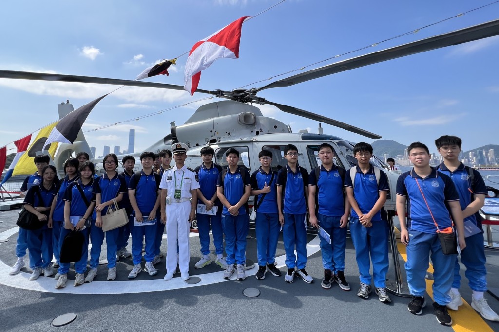 隊員在甲板近距離觀察直升機等先進軍備。 隊員在甲板近距離觀察直升機等先進軍備。