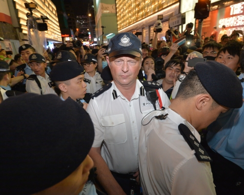 《壹週刊》兩名記者涉採訪助理警務處長陶輝的調查新聞,離開被捕。 資料圖片