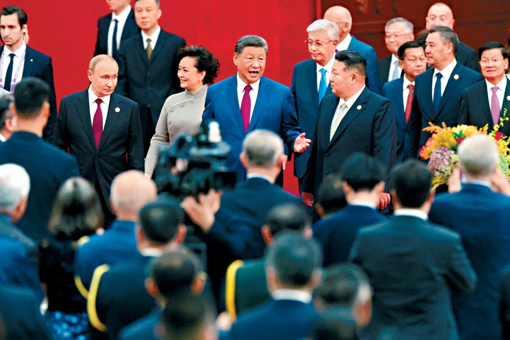 習近平與夫人彭麗媛舉行午宴,俄羅斯總統普京和北韓領袖金正恩參加。