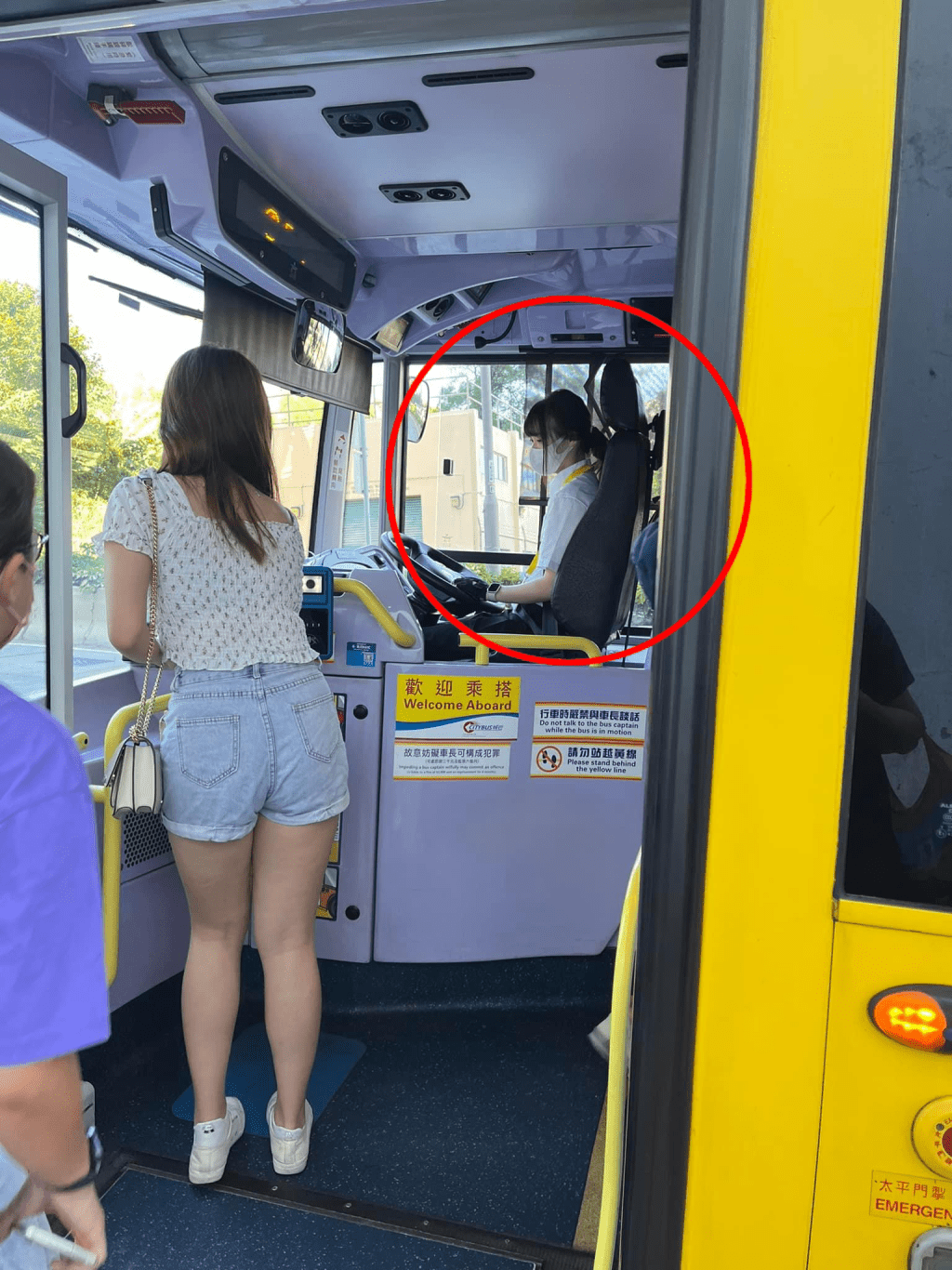 帖文附有一張充滿仙氣的女巴士司機的側面照，引發網民熱議。